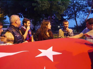 Soma yürüyüşünde bayrak krizi