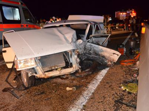 İki araç kafa kafaya çarpıştı:2 ölü,1 Yaralı