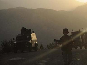 200 kişi ile karakol bastılar! Yaralı askerler...