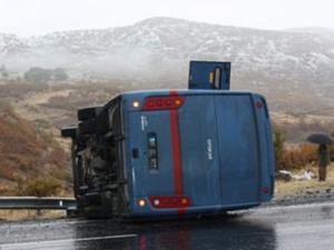 Cezaevi ring aracı devrildi