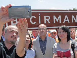 Kürtçe tabelayı astı; MESAFE KATETTİK!