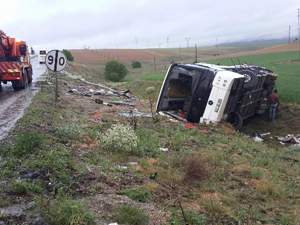 Otobüs şarampole yuvarlandı! Çok sayıda yaralı..