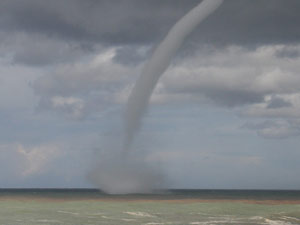 Hortum yolcuları korkuttu