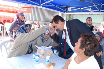 Başkan halkını pilav ile bakıyor!