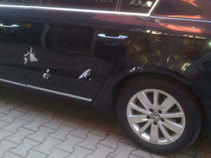 Ak Partili başkanın aracına kurşun