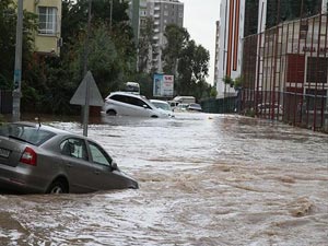 Şiddetli yağış su baskınlarına yol açtı