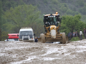 Bolu'da yolcu otobüsü yolcularla sele kapıldı