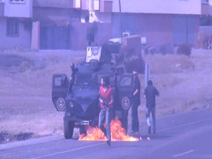 Polisler yanmaktan son anda kurtuldu