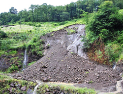 Heyelan yolu kapattı