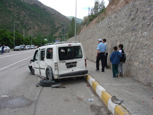 Gümüşhane'de kaza! Önce duvara sonra...