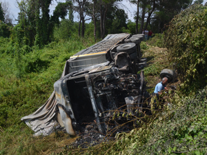 Devrilen tırın şoförü yanarak can verdi