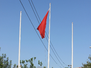 Bayrak direğine tırmanınca...