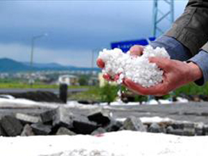 Yazın ortasında dolu yağdı!