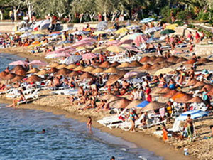 Pencereden çırılçıplak güneşlendi!