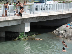 Çocuklar serinlemek için ölümü göze alıyorlar!