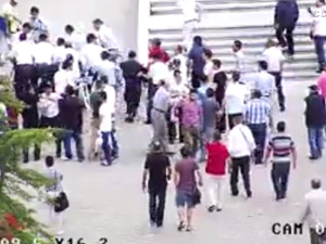 Bayrağı indiren şahsa linç girişimi