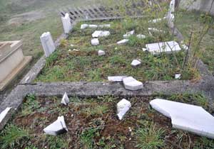 Mezar taşını yastık yaptılar