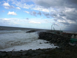 Balık tutarken dalgalara kapıldılar