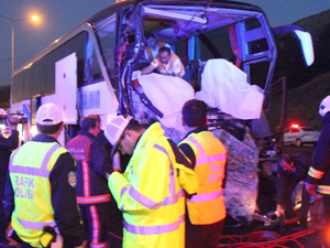 Yolcu otobüsü kamyona çarptı!