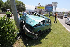 Otomobil direğe çarptı: 2 yaralı