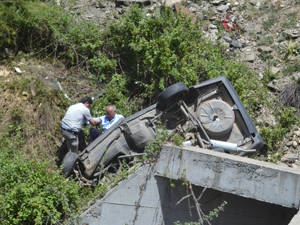 Otomobil şarampole uçtu: 1 ölü, 4 yaralı