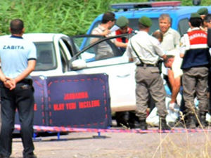 Genç kadının elleri direksiyona...