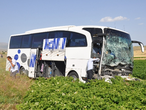 Yolcu otobüsü traktöre çarptı