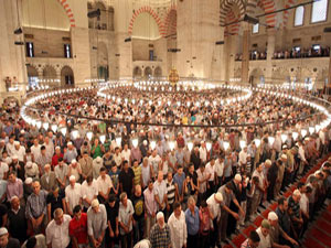 İlk teravih namazı kılındı