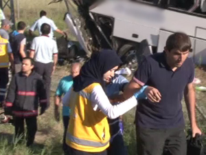 Tem otobanında Yolcu otobüsü yoldan çıkarak devrildi.