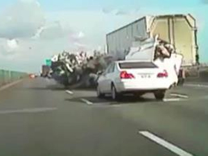 Tavuklar otobana saçıldı...