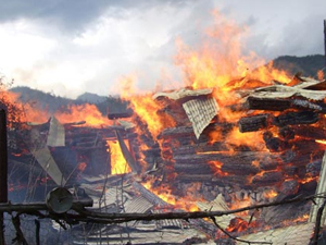 Artvin'de yangın 2 evi kül etti!