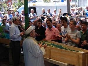 Polis katliamında ölenler toprağa verildi!