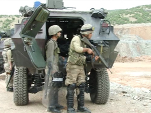 Askerlerin üzerine ateş açıldı