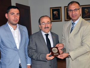 Gümrükçüoğlu’na şükran madalyası