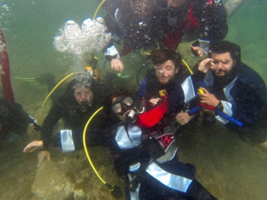 Su altında mezuniyet töreni!