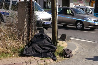 Durakta bekleyen eşini vurarak öldürdü