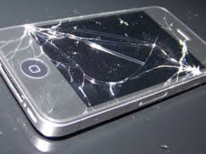 Konuşurken patlayan telefon elini ve yüzünü yaktı