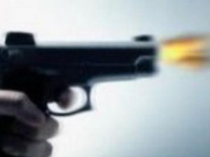 Silahla şakalaşırken arkadaşını vurdu!