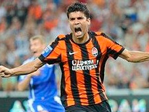 Eduardo imzayı atıyor