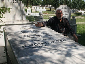 Kendi mezarını kendi tasarladı!