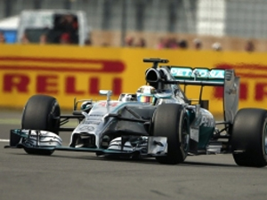 Hamilton evinde kazandı!