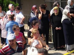 Kafasını duvara vura vura...