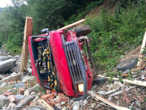 Giresun'da kamyonet şarampole yuvarlandı!