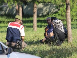 Barışmak istemeyen eşini rehin aldı