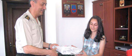 Mavi arabadaki askerler