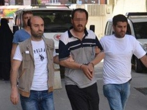 Bayrağı indirmeye çalışan zanlı intihar etti