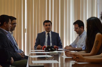 Kamplaştırarak siyaset kolaydır ama ....