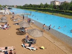 Denizi olmayan şehirde plaj keyfi!