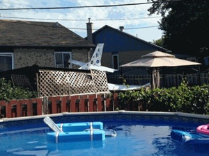 Evin bahçesine uçak düştü!