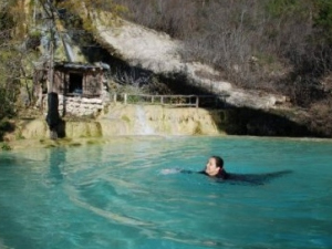 Maden suyu havuzunda serinlik!